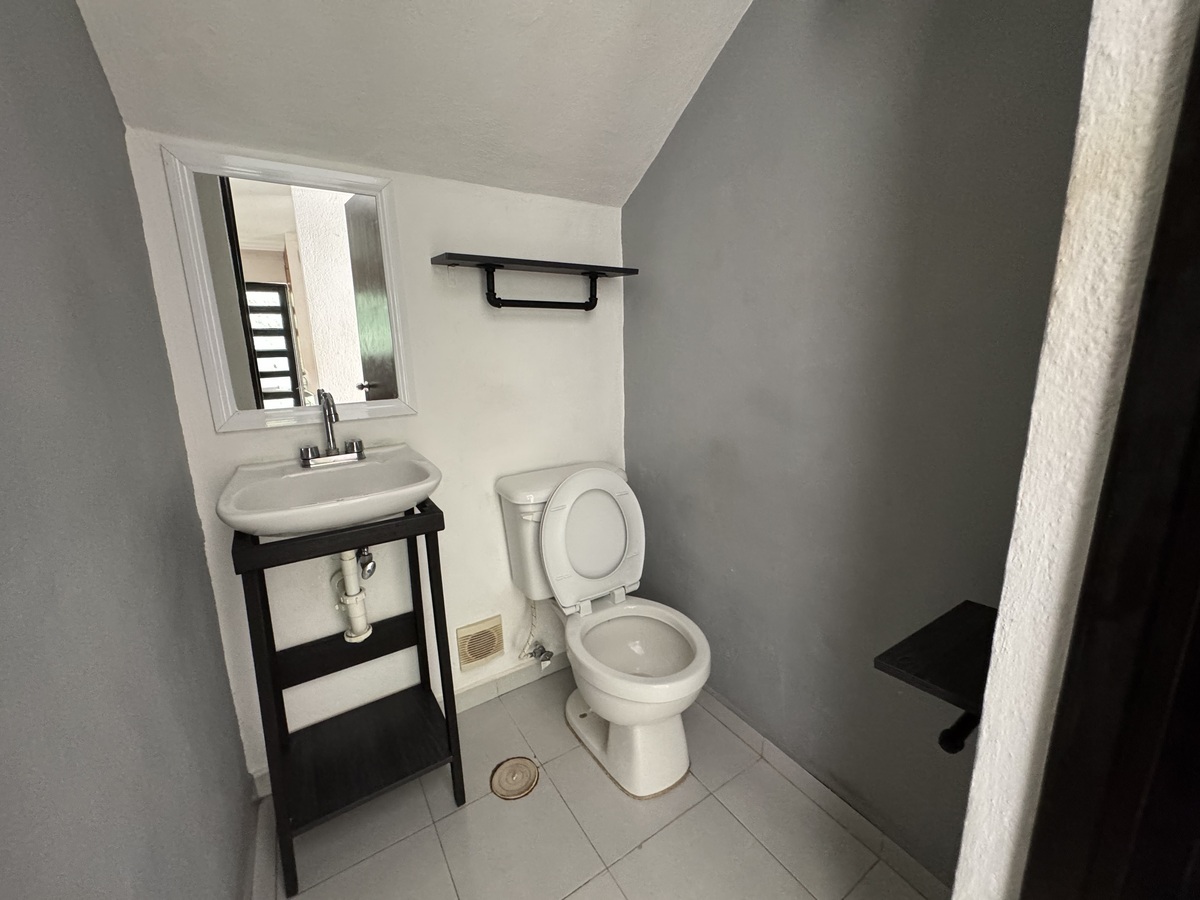 4 de 16: Medio baño visitas