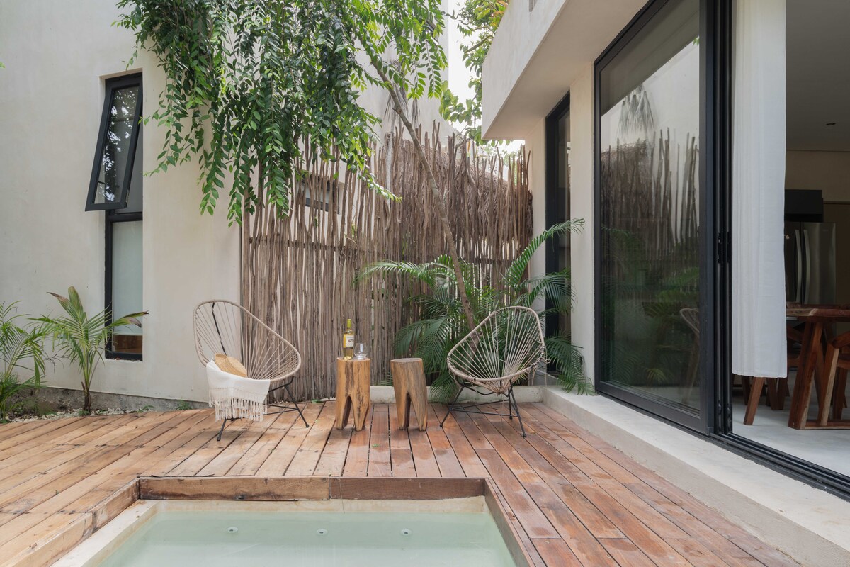 3 of 17: Wooden decking wraps around a cooling plunge pool.