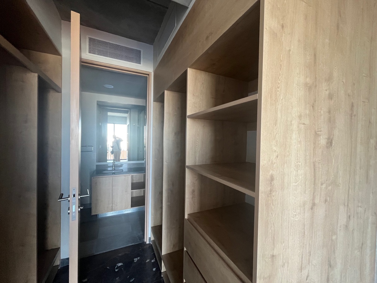 21 of 28: vestidor
