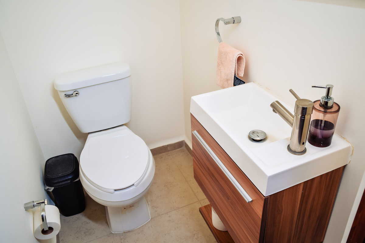 10 of 18: Medio baño