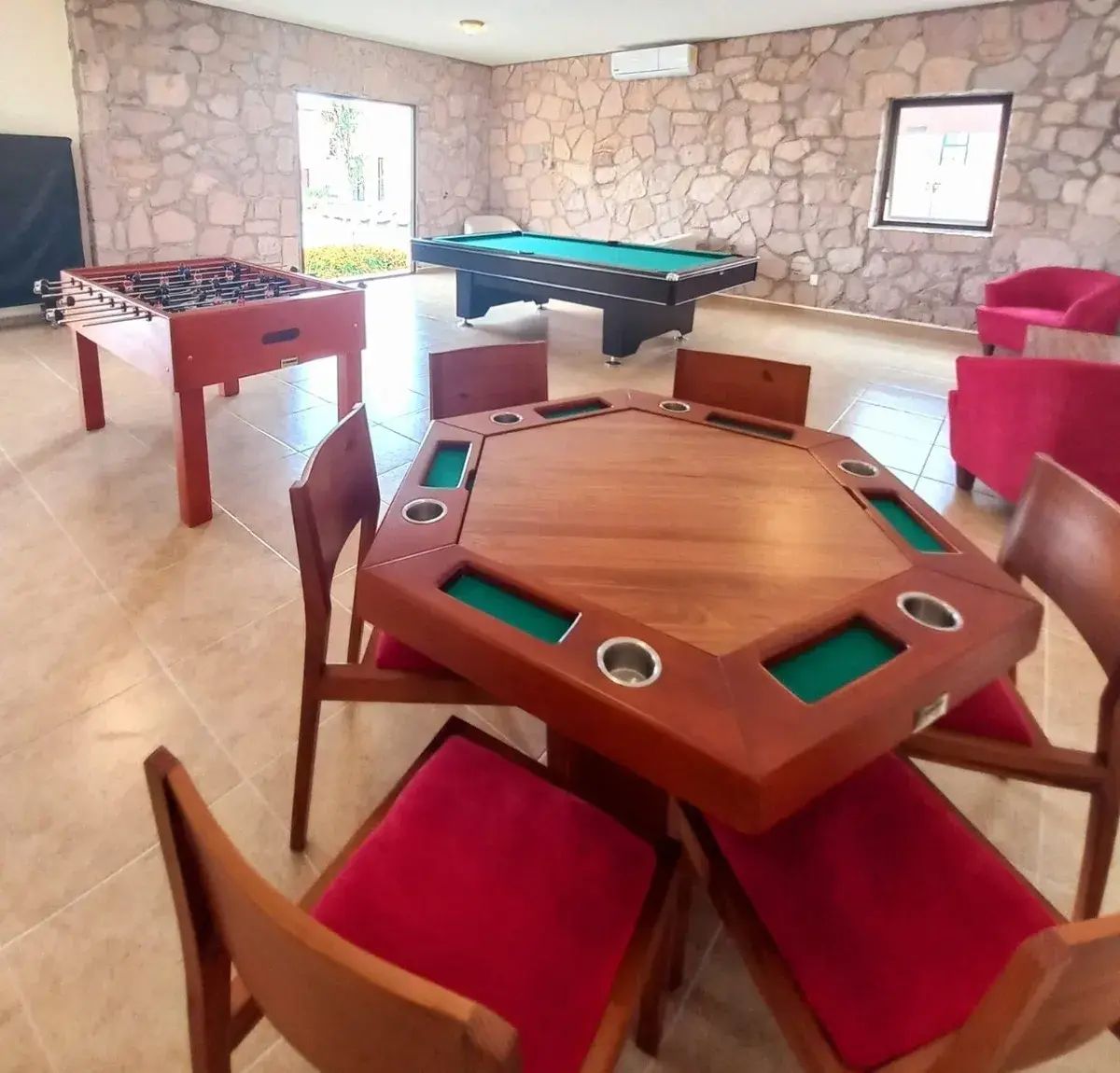 14 of 18: Salon de juegos