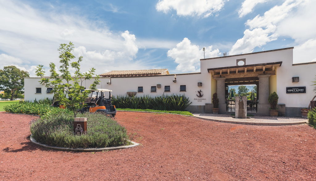 18 of 18: Club de golf, restaurante y bar