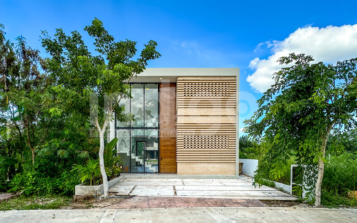 2 of 49: Fachada Frontal