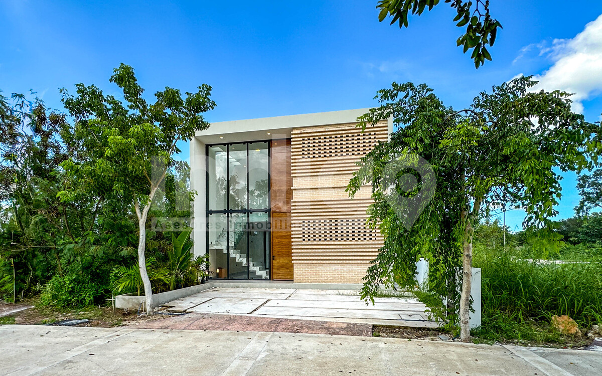 3 of 49: Fachada Frontal