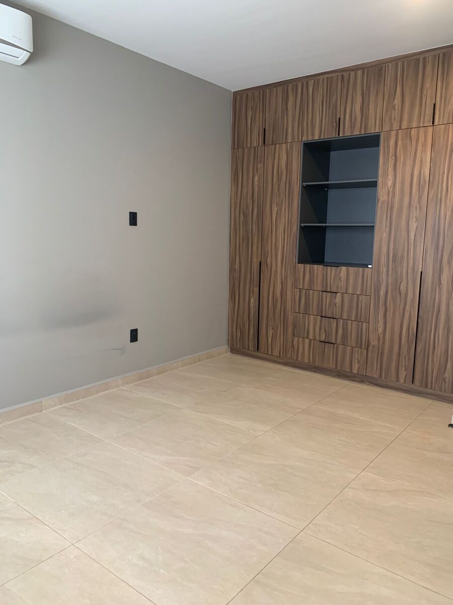 7 of 11: Recamara principal con baño y vestidor