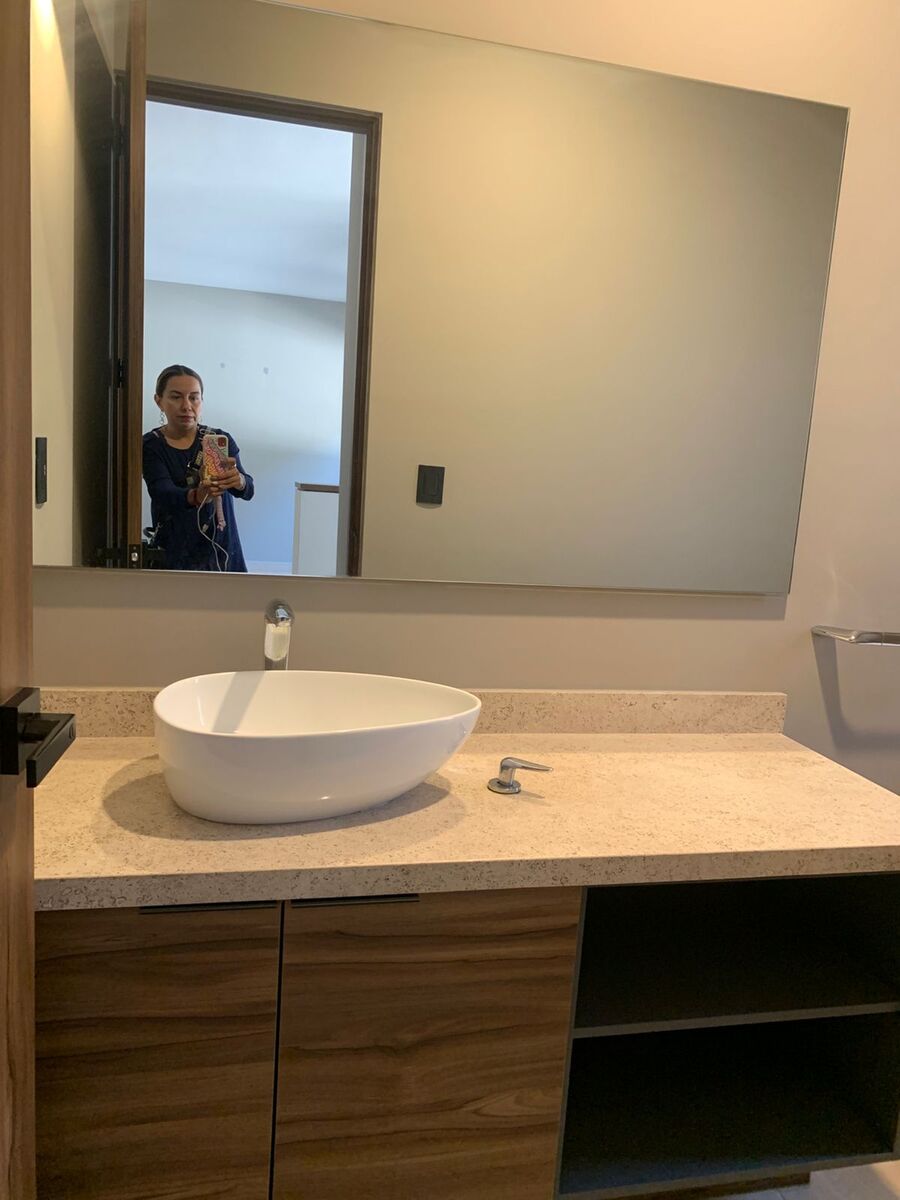 6 of 11: Medio baño con acabados de lujo