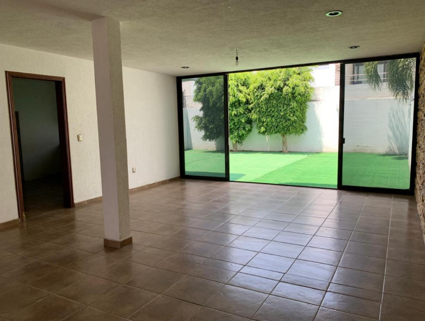 3 of 7: Amplio jardín