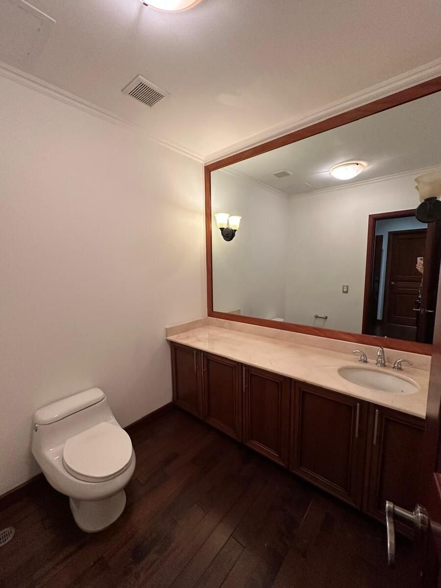 10 de 34: BAÑO DE VISITAS