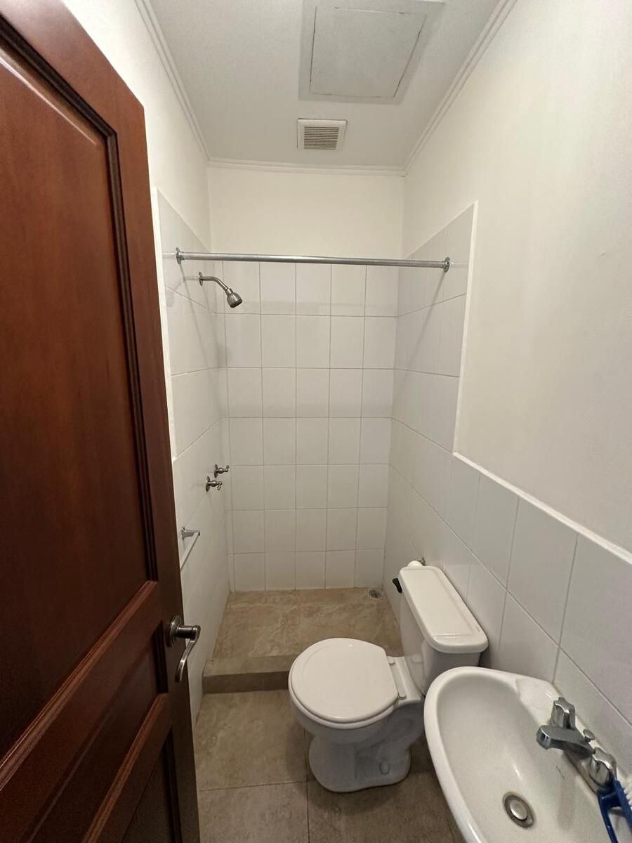 24 de 34: BAÑO DE SERVICIO