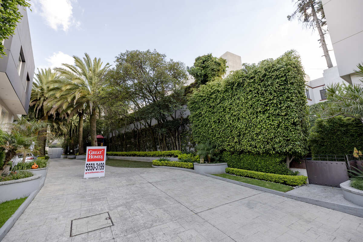 3 de 23: Calle interior de la privada