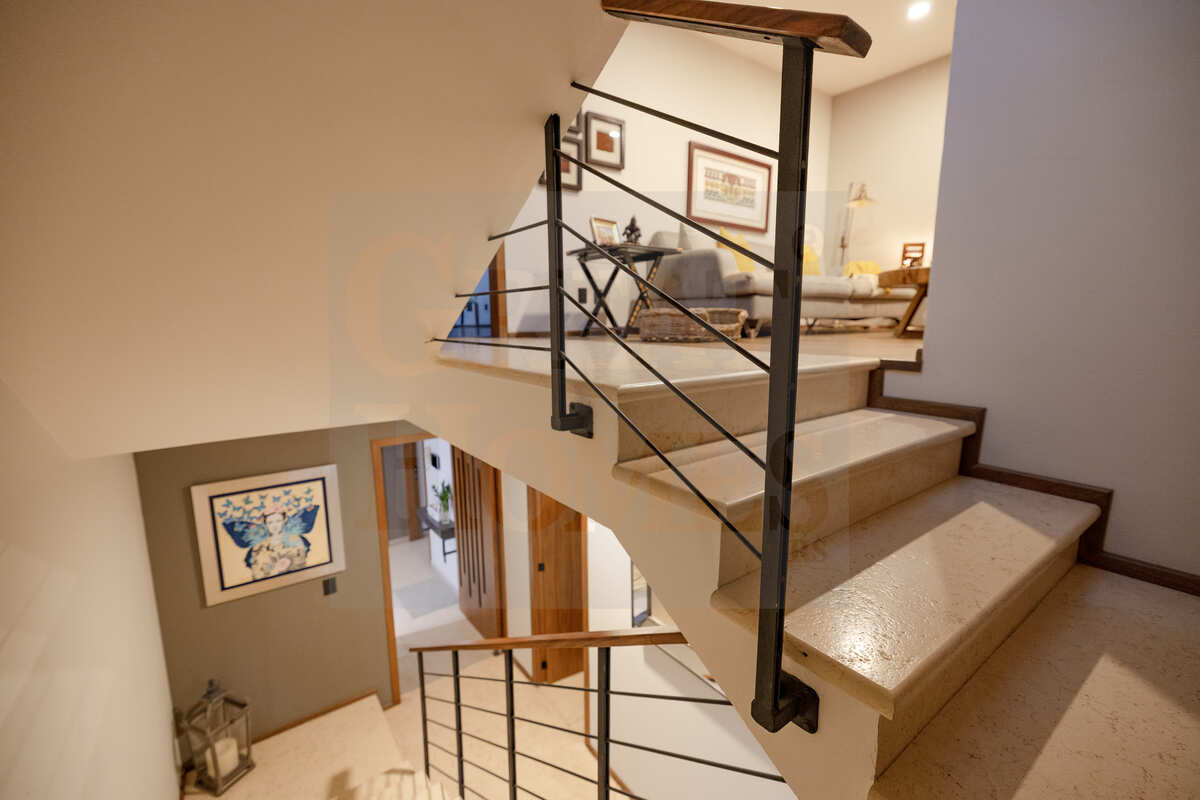 16 de 23: Escaleras al primer nivel