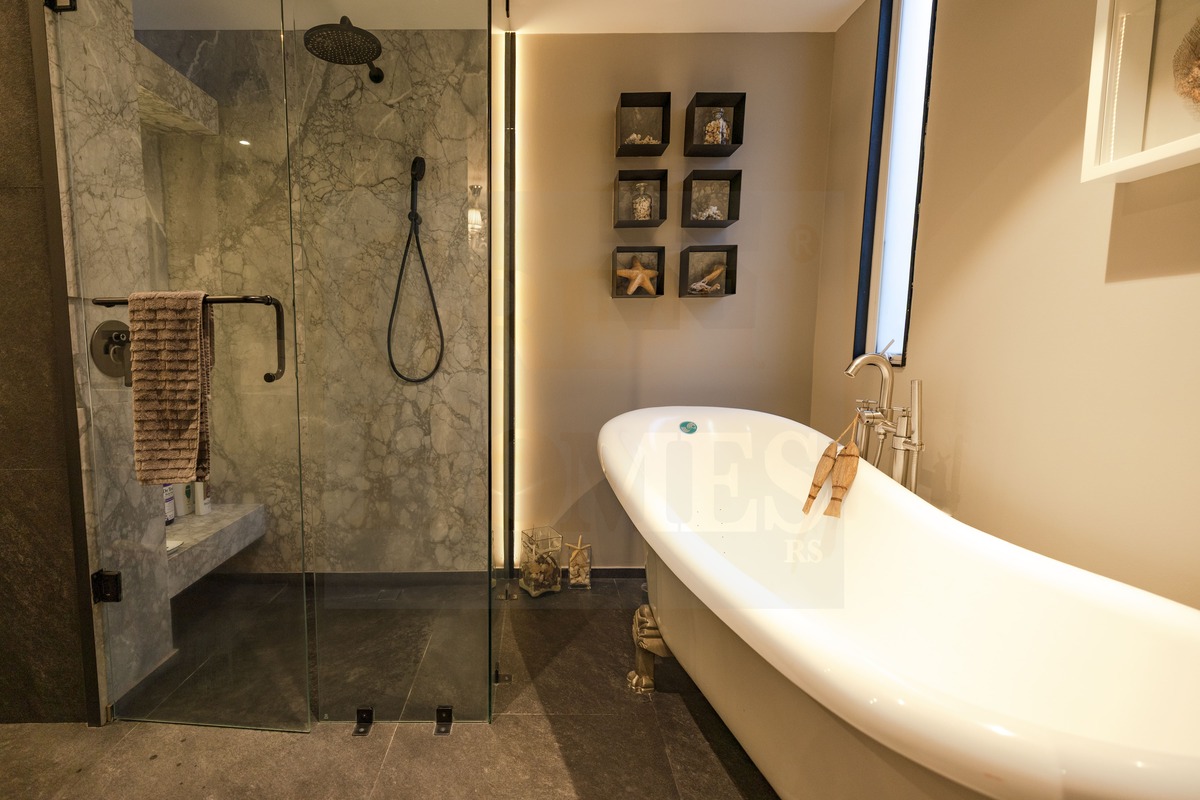 21 de 23: Baño con tina