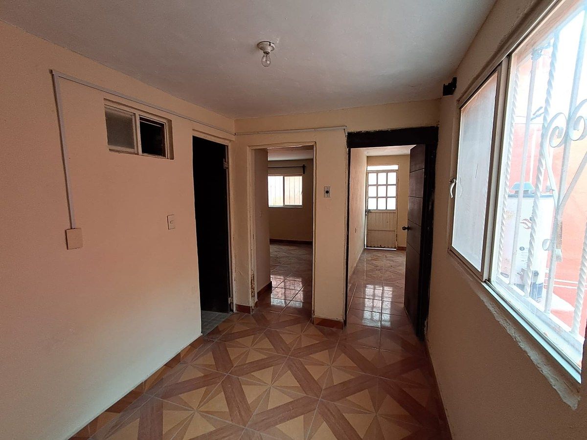 8 of 27: ESTANCIA DE ACCESO A LOS 3 CUARTOS DE ATRAS