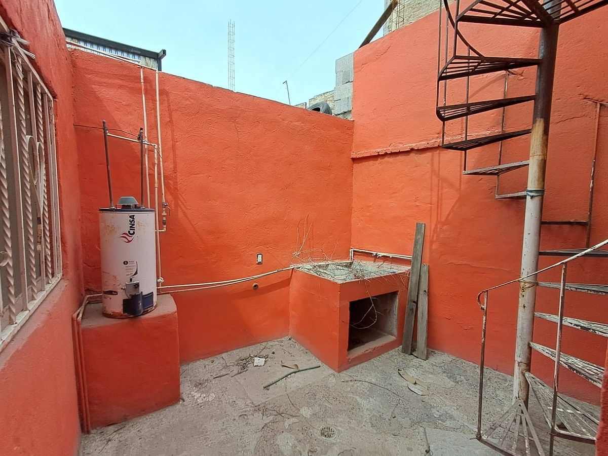 7 of 27: PATIO COCINA Y ACCESO A CUARTO DE HUÉSPEDES DE ARRIBA