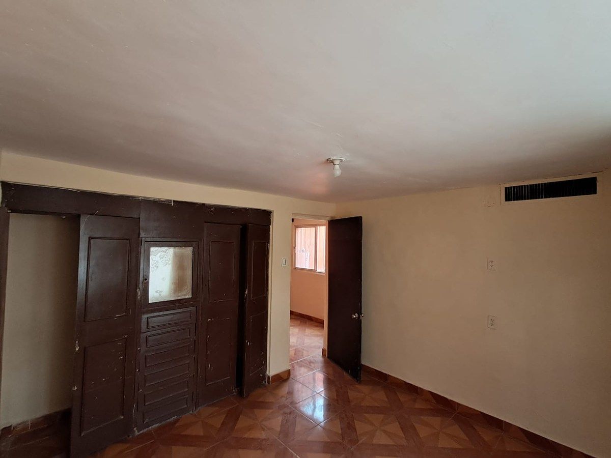 16 of 27: FRONTAL LADO DE LA COCHERA