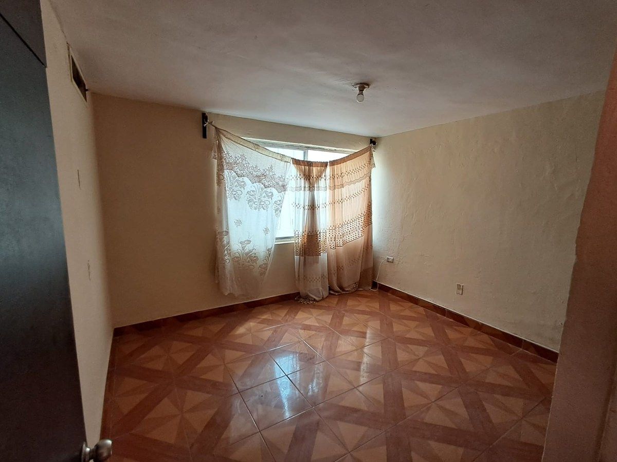 15 of 27: CUARTO FRONTAL DEL LADO DERECHO