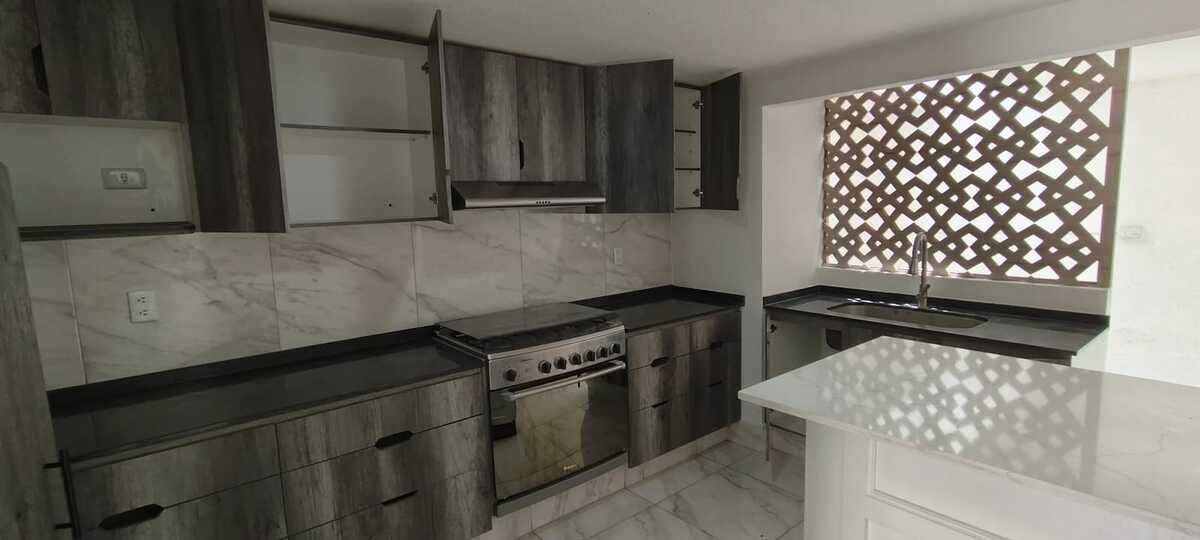 3 of 17: Cocina equipada