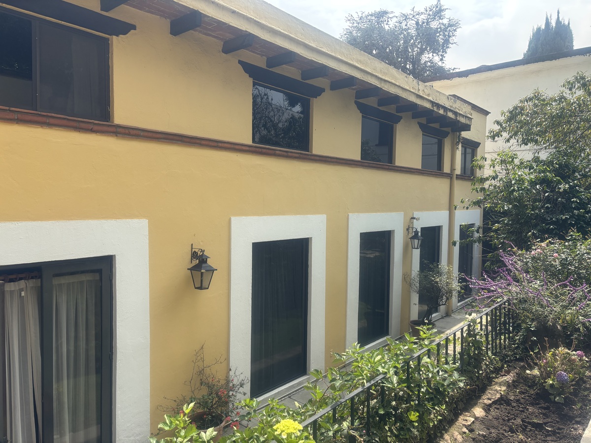1 de 48: Fachada atrás