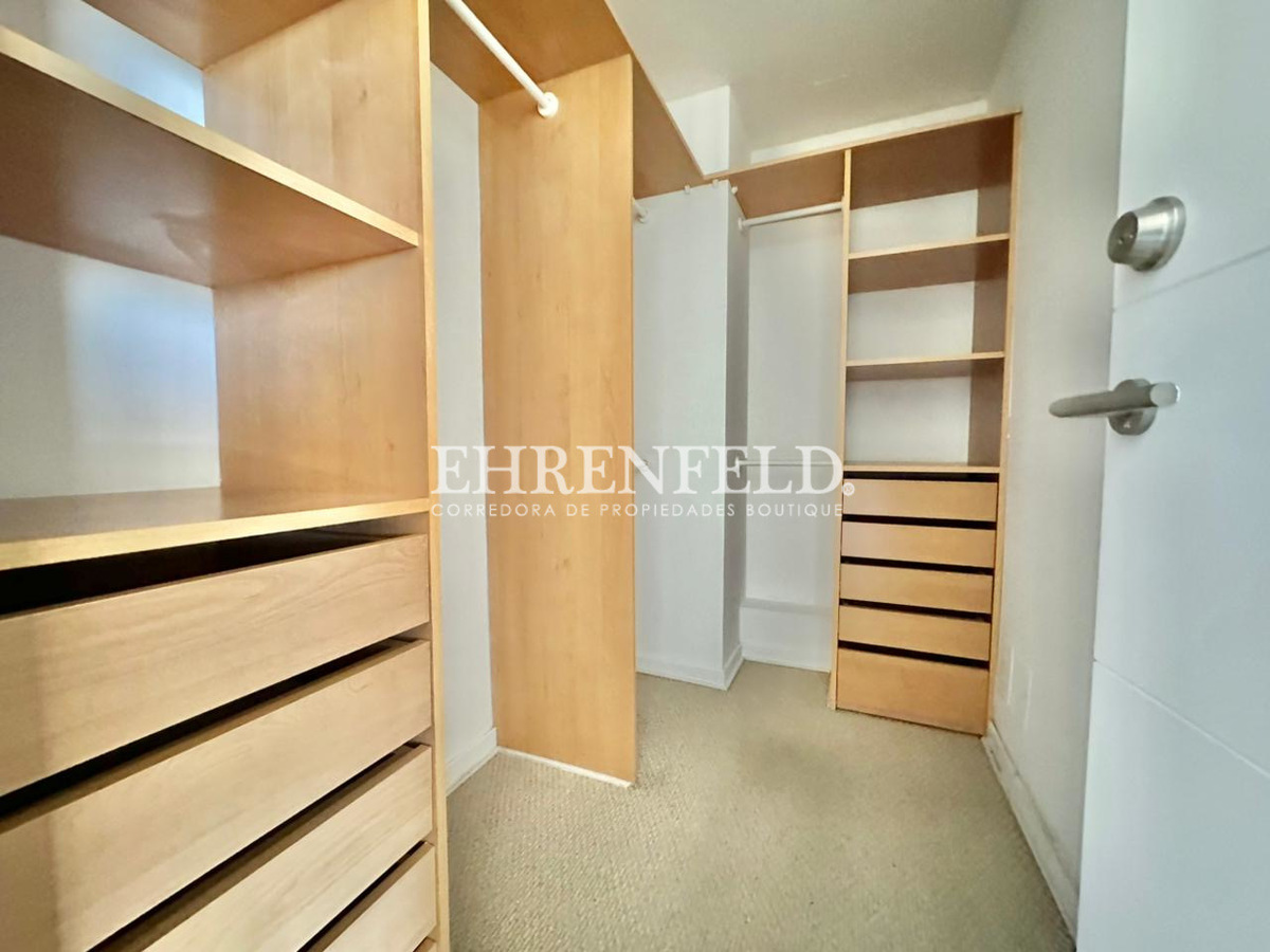 32 de 36: Walk in closet suite.