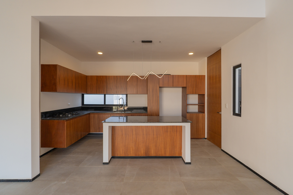 14 of 32: Cocina equipada con carpintería de Parota