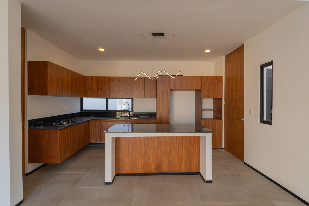 15 of 32: Cocina equipada con carpintería de Parota