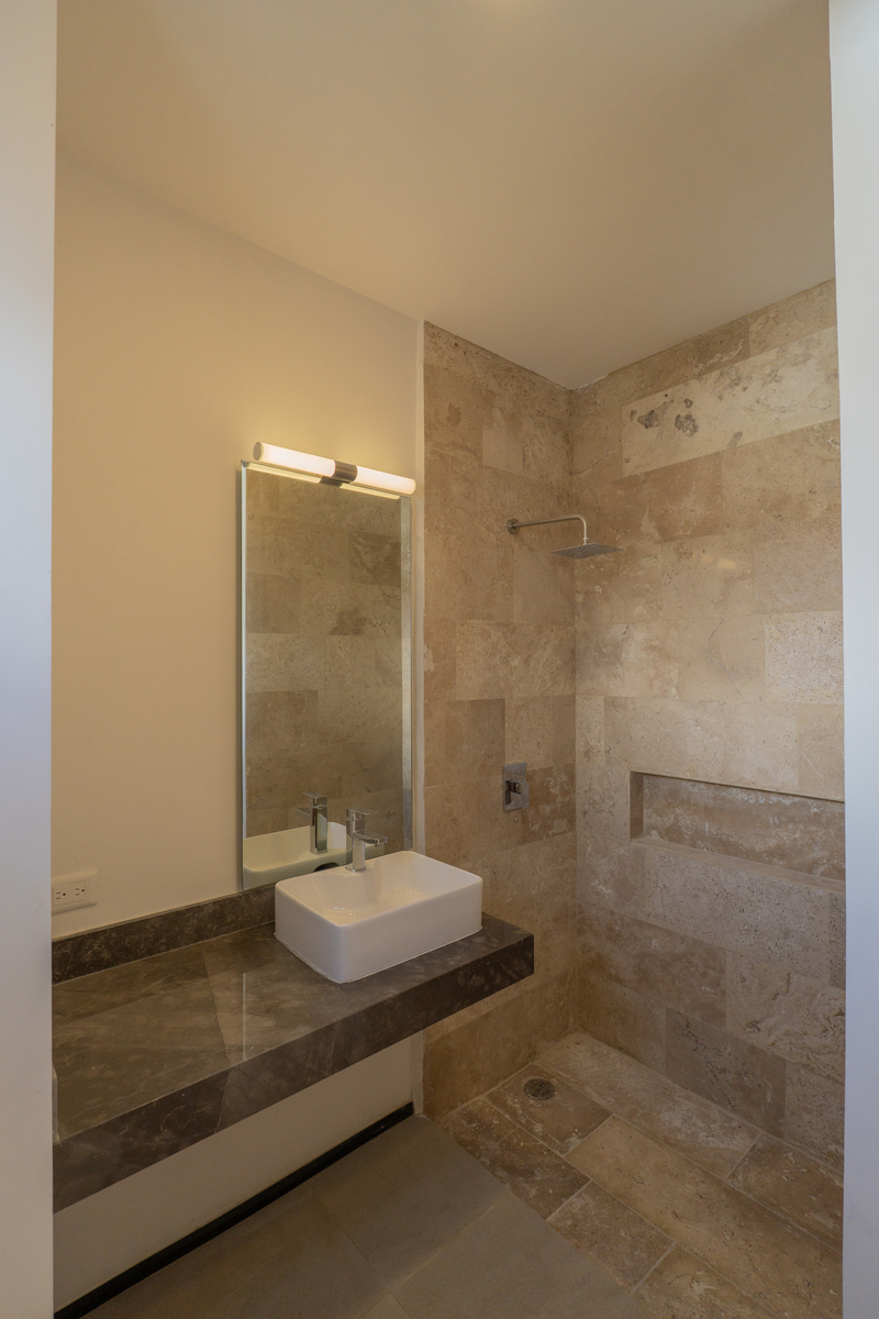 26 of 32: Baño recámara secundaria