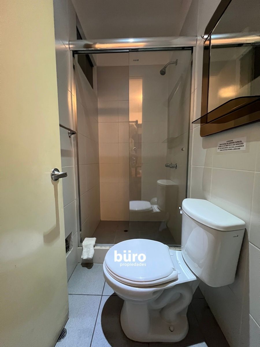 10 de 14: Baño de servicio