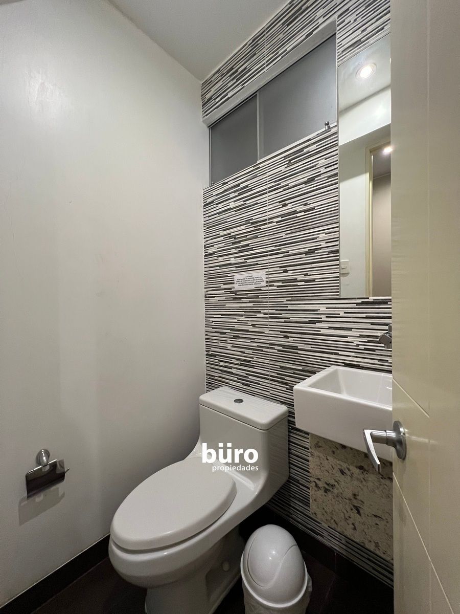 7 de 14: Baño de visitas