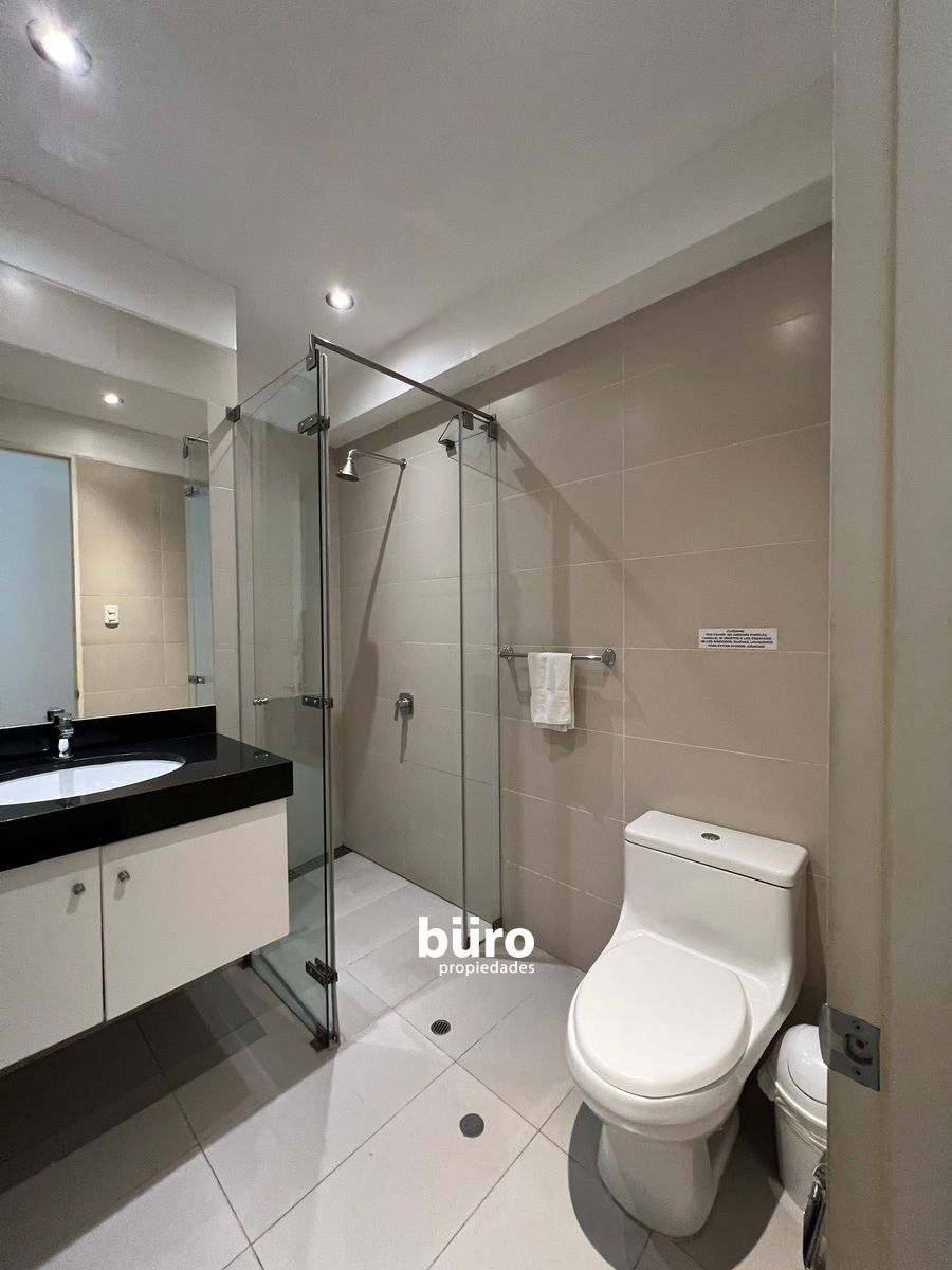 8 de 14: Baño del dormitorio principal