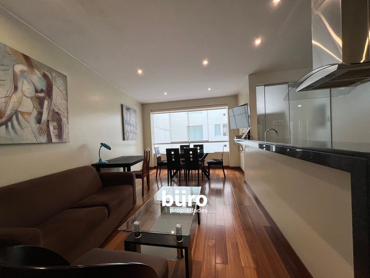 3 de 14: Sala comedor bien iluminado con vista interna