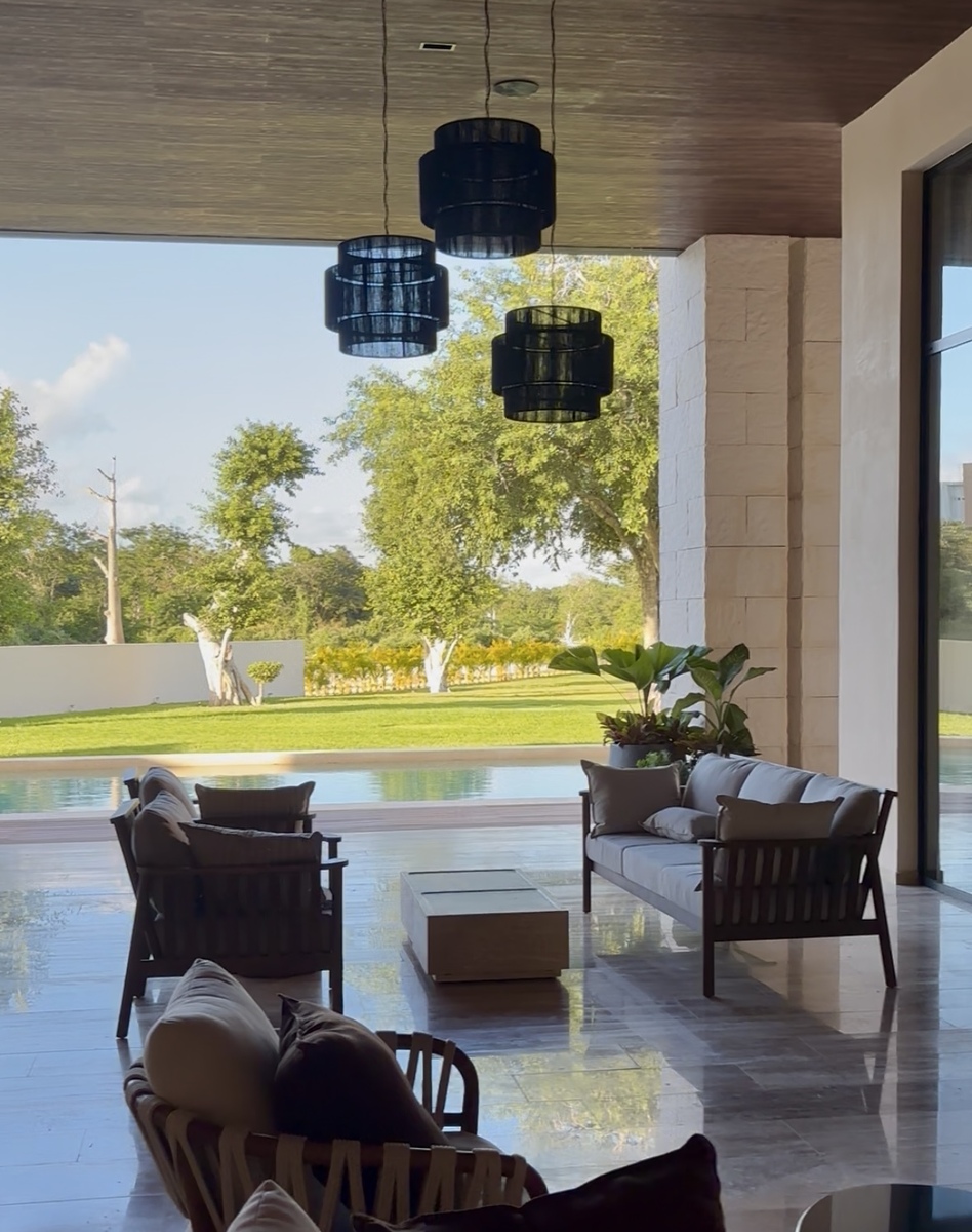 11 de 12: Área de alberca y terraza casa club