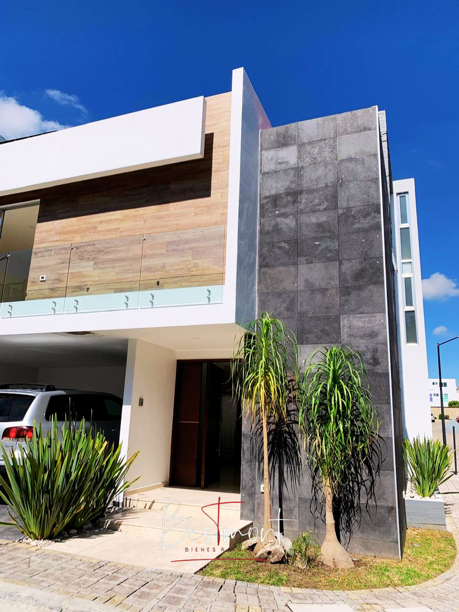 1 of 13: Fachada