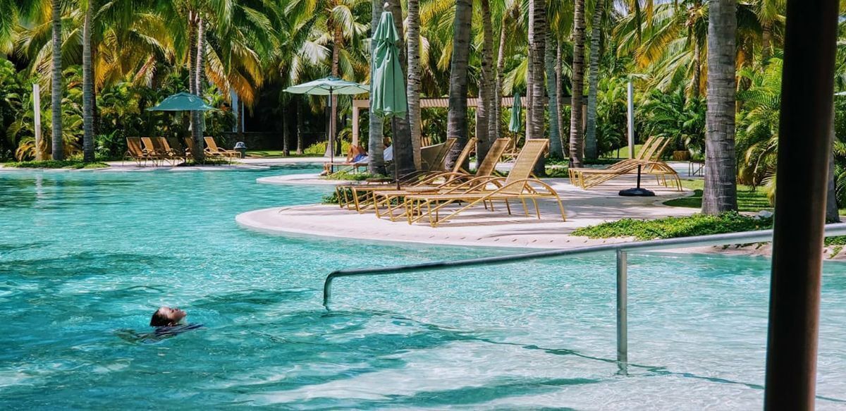 14 of 23: Alberca frente a torre Java