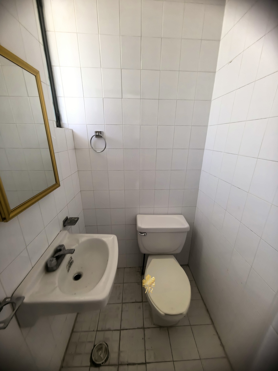 10 de 36: Medio baños en cada área