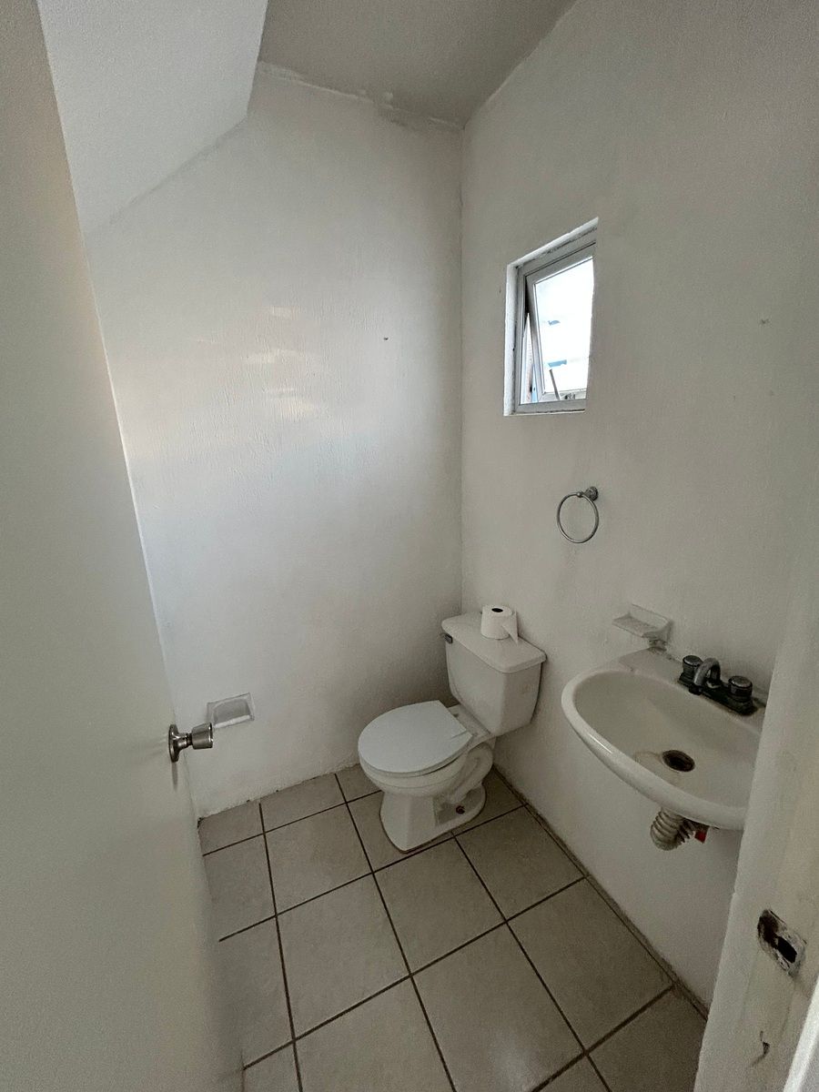 6 de 17: Baño primer piso