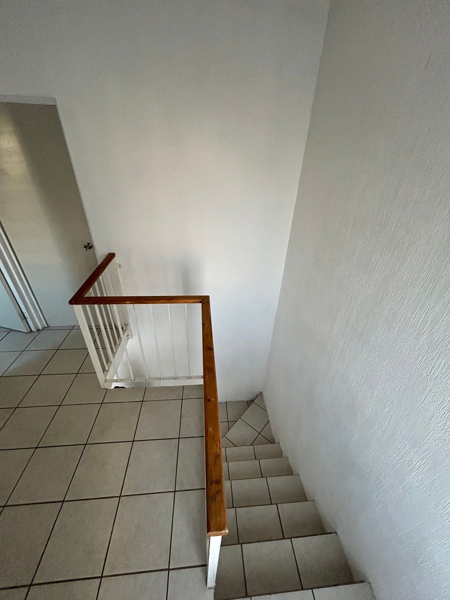 7 de 17: Zona escaleras