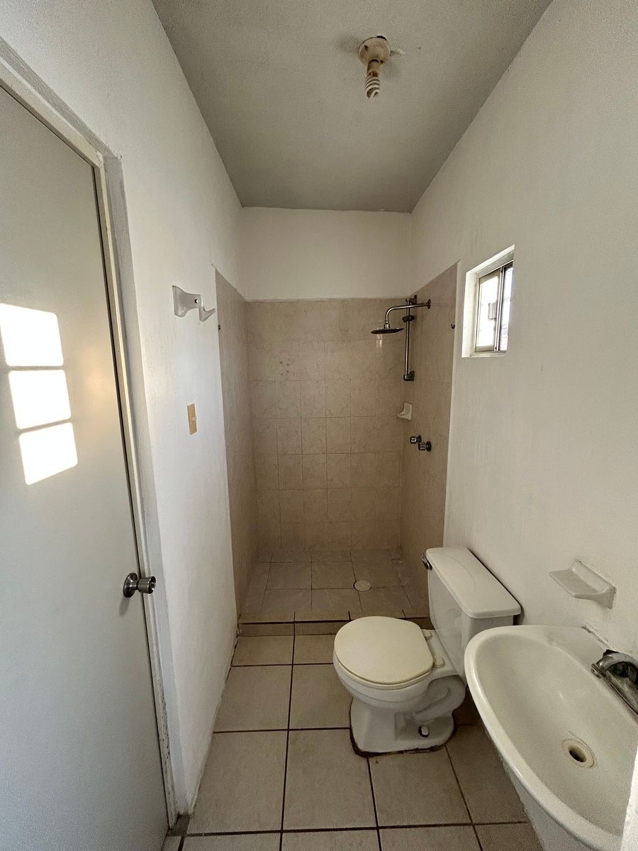 11 de 17: Baño completo segundo piso (compartido)