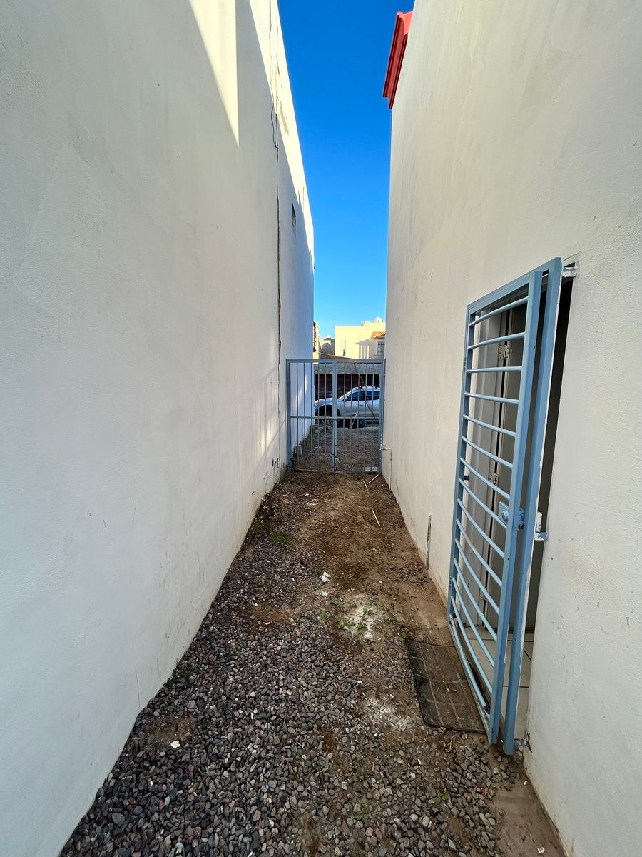 17 de 17: Pasillo lateral