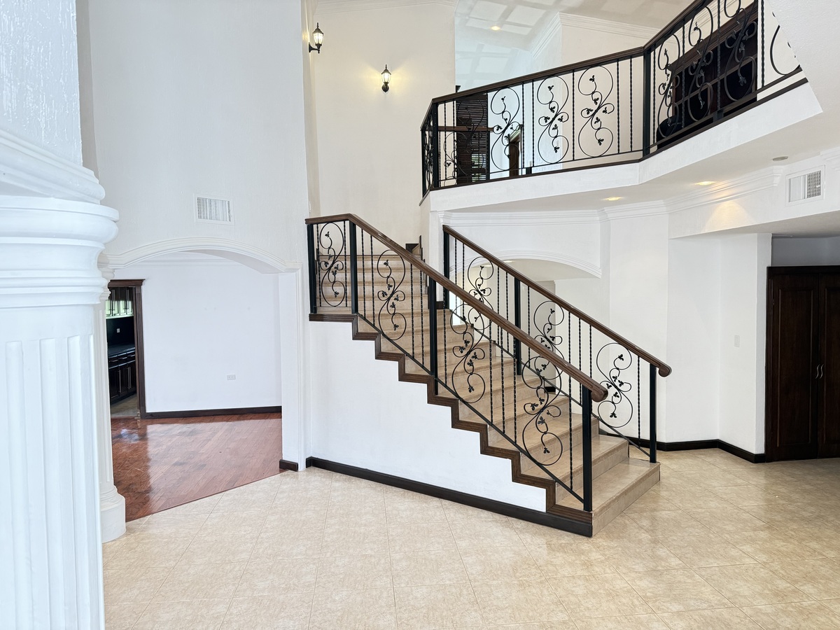 3 of 36: Escaleras