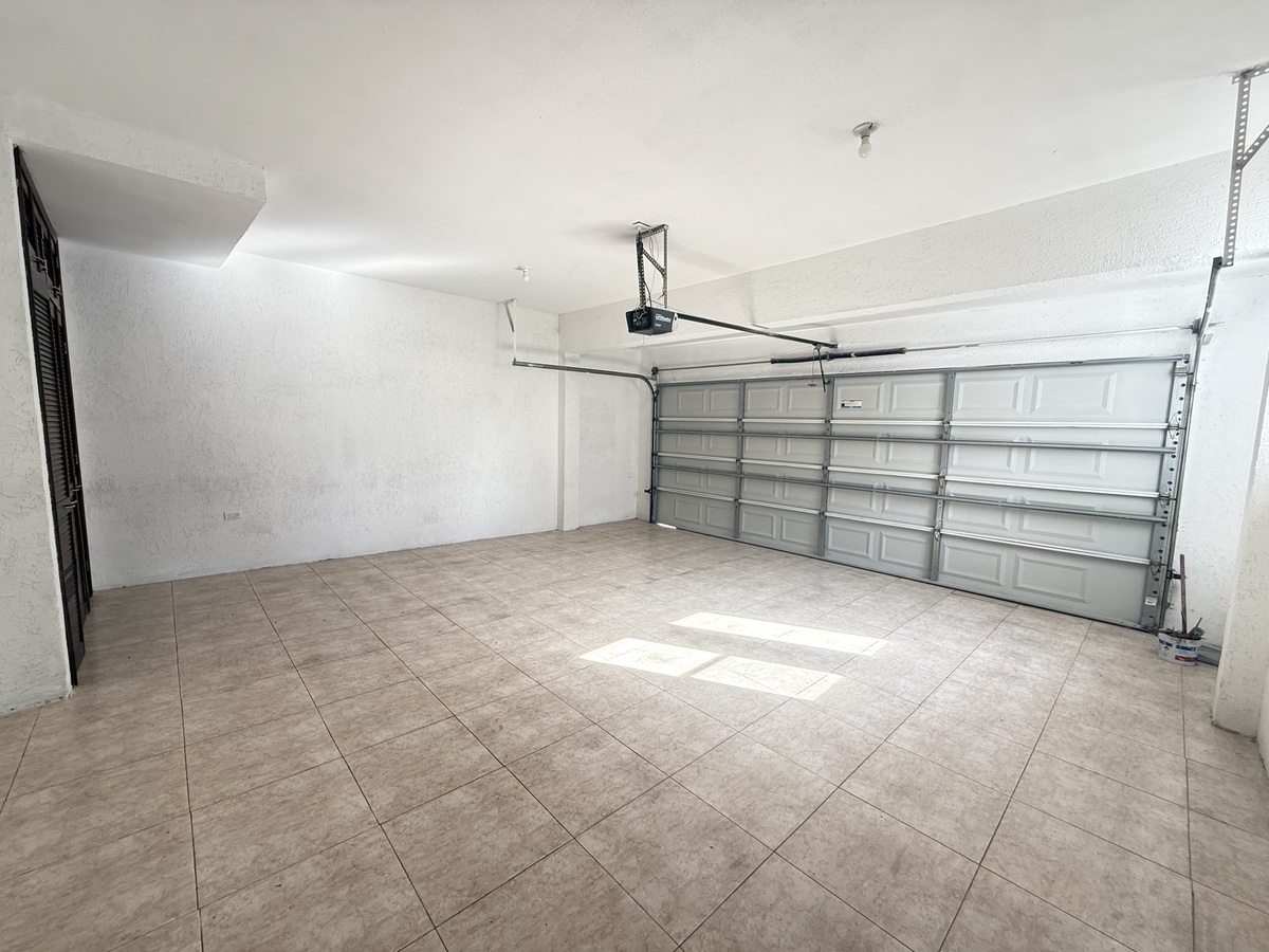 8 de 36: Cochera techada para 2 autos