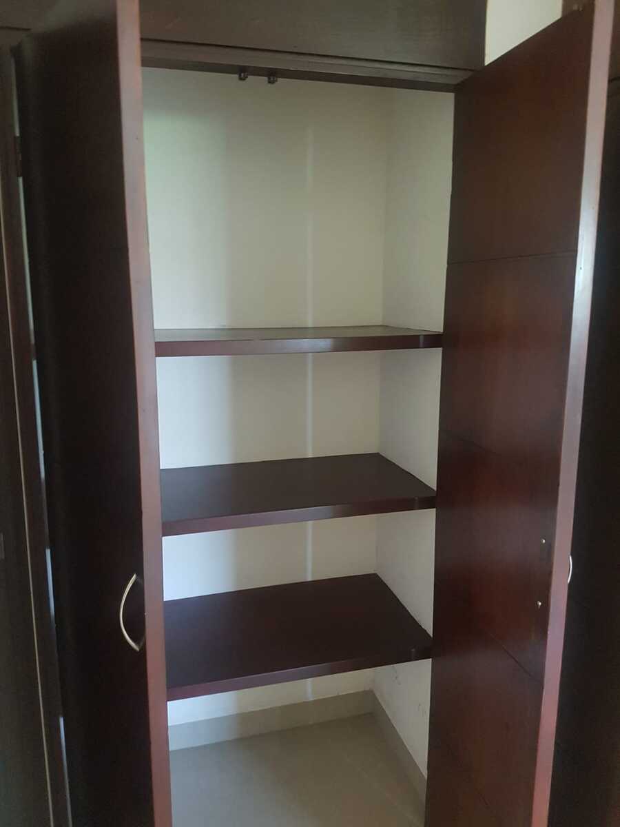 6 of 16: cuarto de blancos