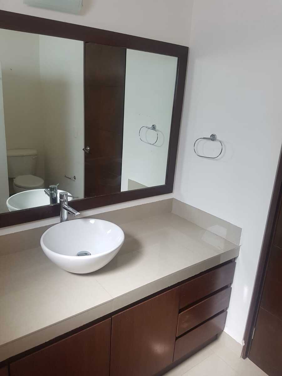 4 of 16: baño de visitas