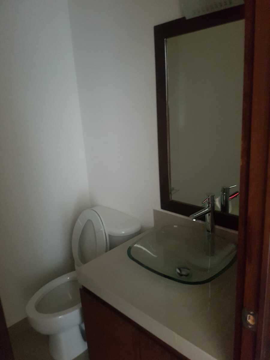 5 of 16: baño de visitas