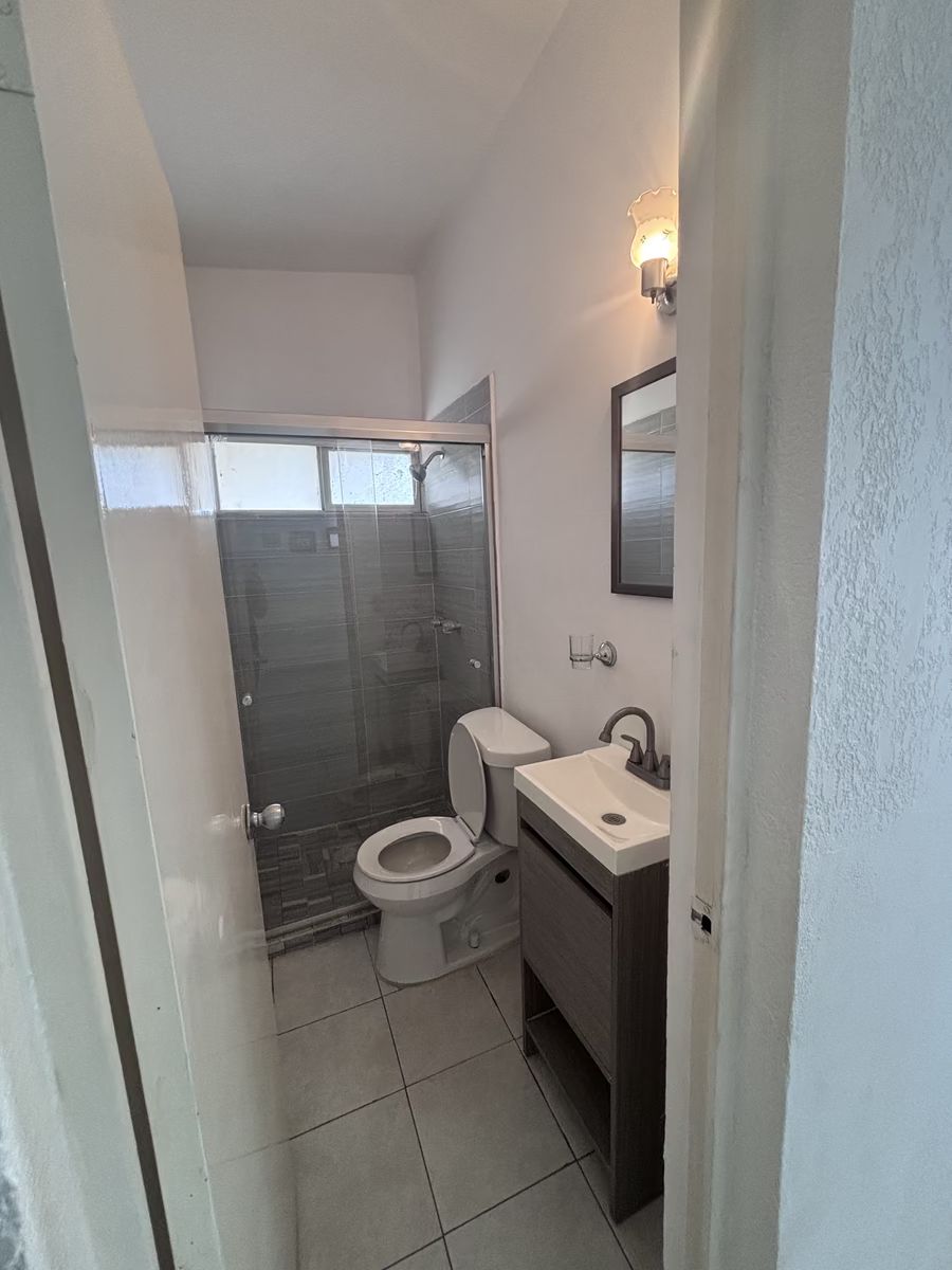 4 of 10: Baño planta baja