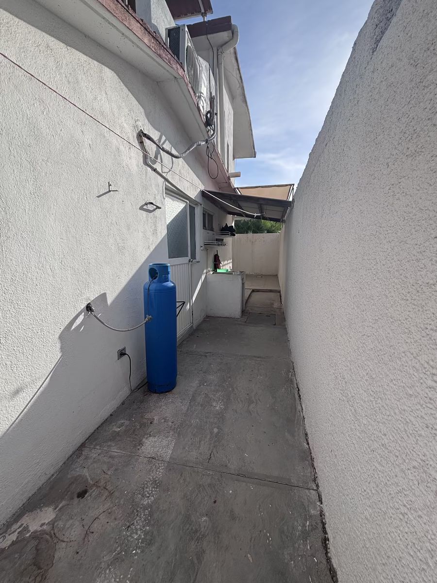 9 of 10: Pasillo de servicio