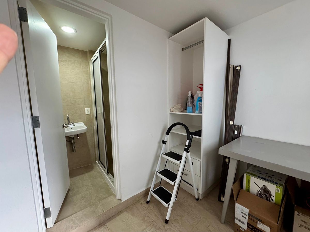 20 of 36: Cuarto de servicio con baño