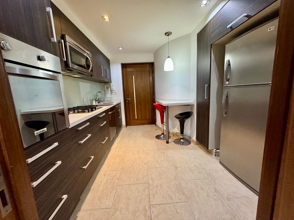 13 of 36: Cocina vista desde el área de lavado