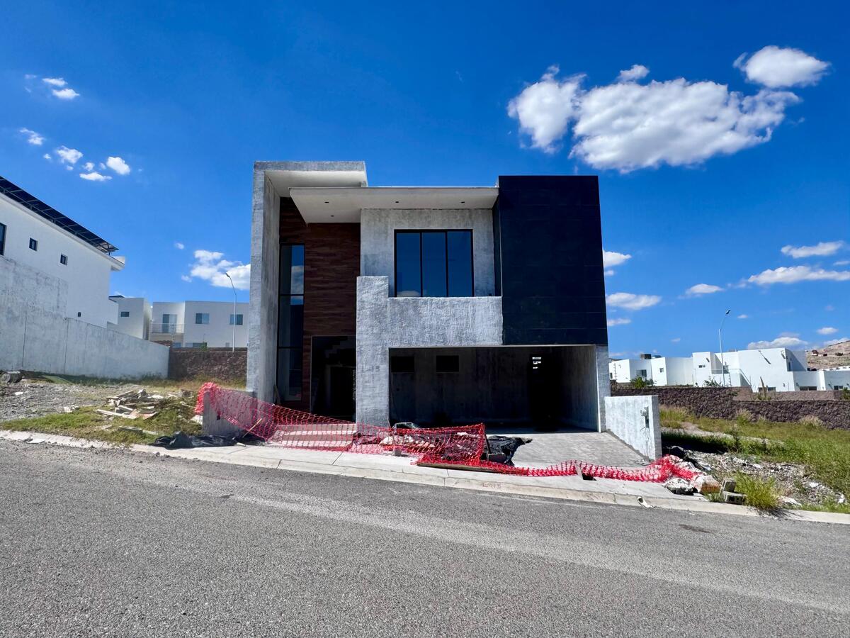 1 of 25: Casa en bosques del valle
