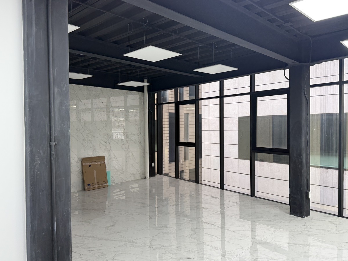 3 of 5: sala 103 m2