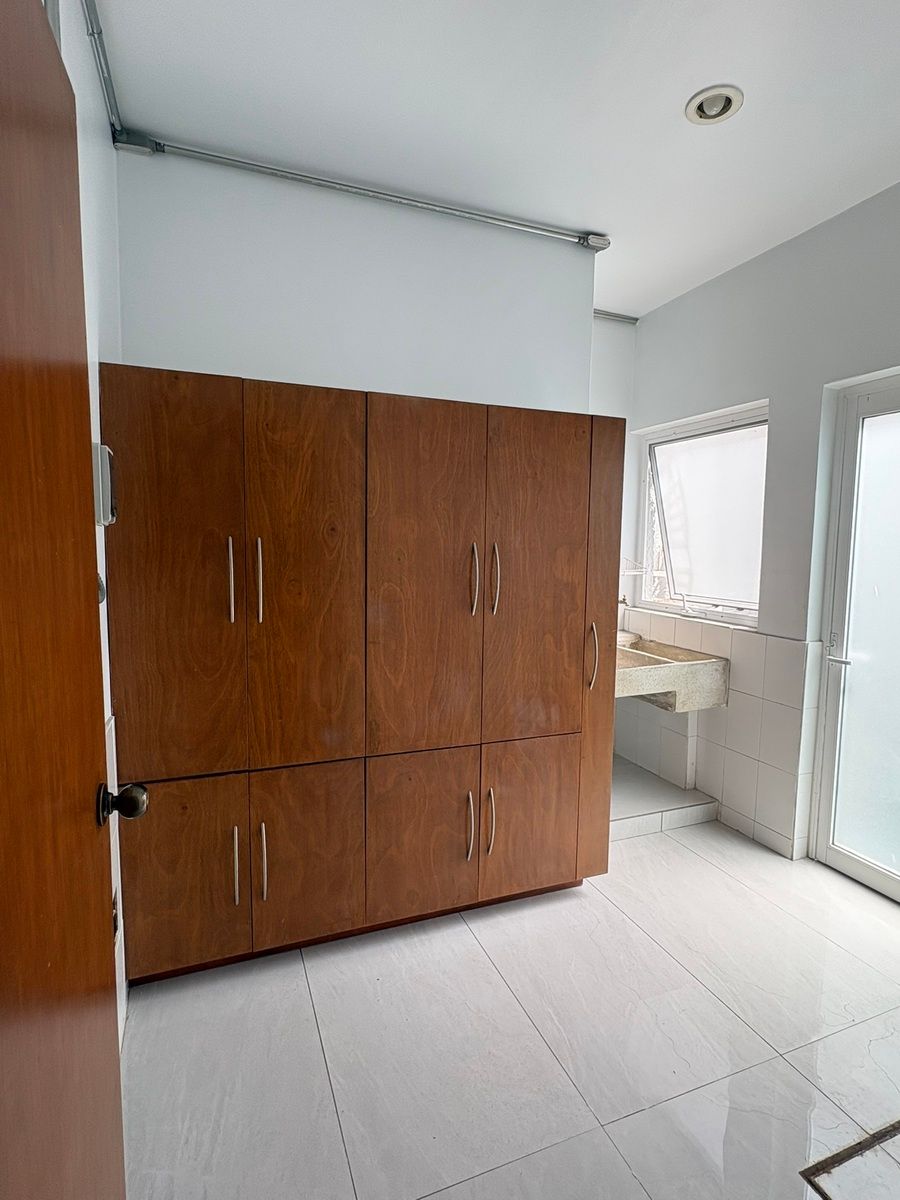 6 of 30: Cuarto de Servicio